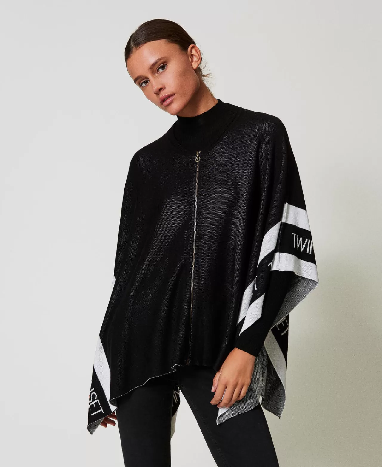 TWINSET Milano Poncho Aus Jacquard-Strick Mit Logos